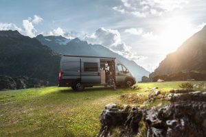 Camperin mit ihrem Van genießt ihr Freiheit